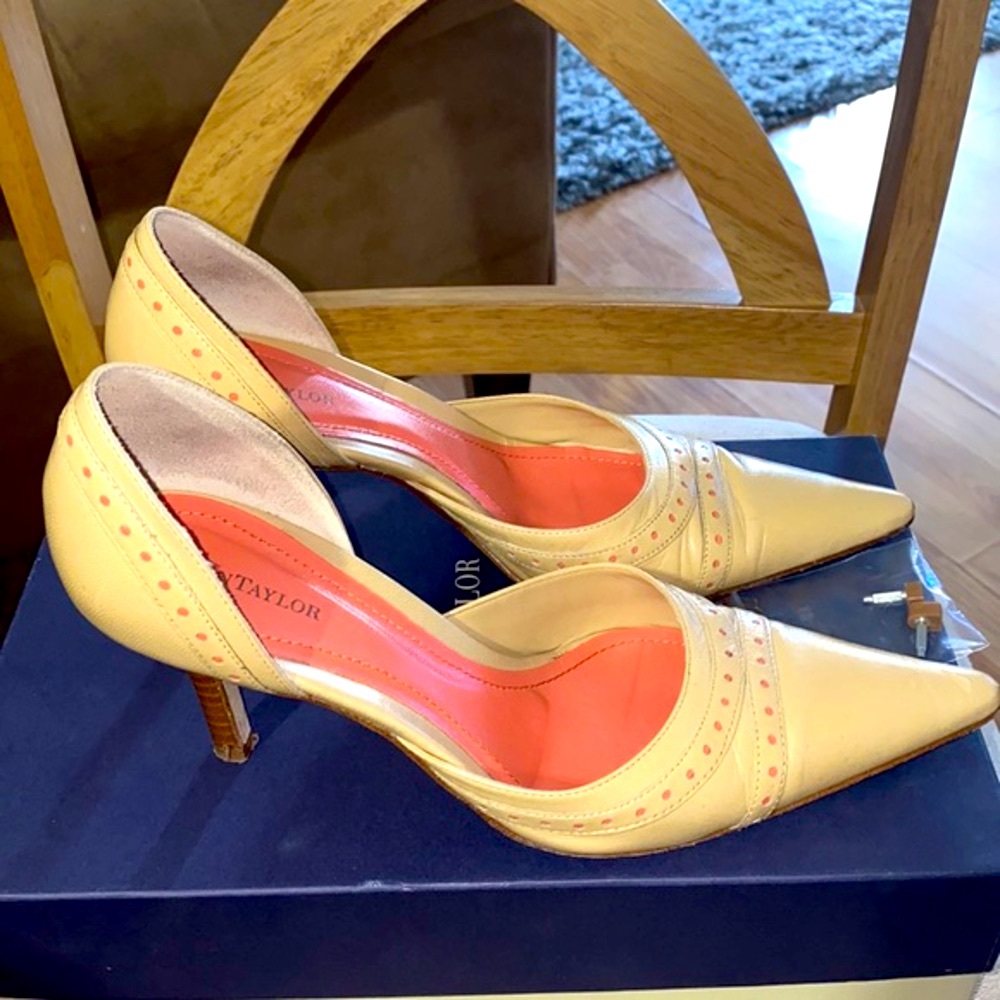 Ann‎ Taylor Sarah Natural Pumps